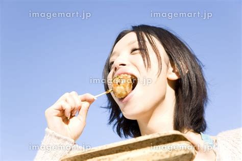 たこ焼きを食べる女性の写真素材 24014048 イメージマート