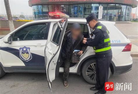 九旬老人来宁探亲走失，民警暖心助其回家父亲警务汽车