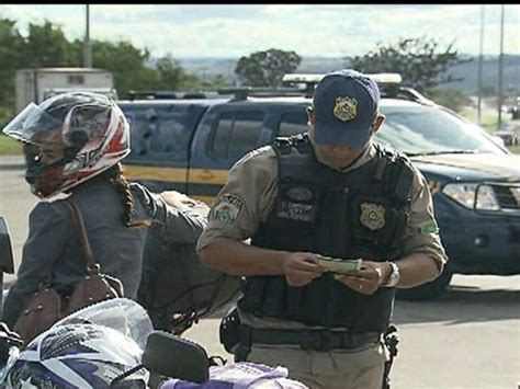 PRF faz operação para flagrar motoristas embriagados Bom Dia DF G1