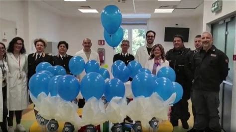 La Polizia Regala Un Sorriso E Un Uovo Di Pasqua Ai Bimbi Ricoverati In