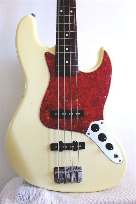 Used Fender Jazz Bass 62 Reissue Aged Vintage White Topshelf Instruments