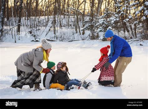 Frau Mit Schlitten Im Schnee Fotos Und Bildmaterial In Hoher