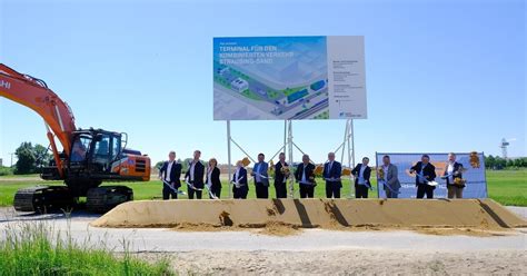 Spatenstich eines Terminals für kombinierten Verkehr im Straubinger Hafen