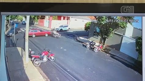 Carro Invade Preferencial Deixa Motociclista Ferimento Grave E