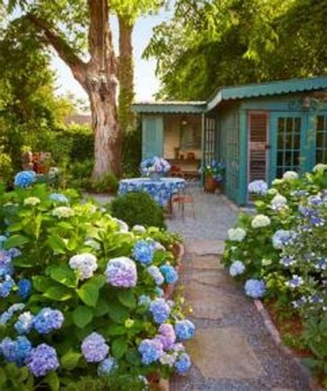 Beautiful Hydrangea Design Ideas Landscaping Your Front Yard 15 - MAGZHOUSE