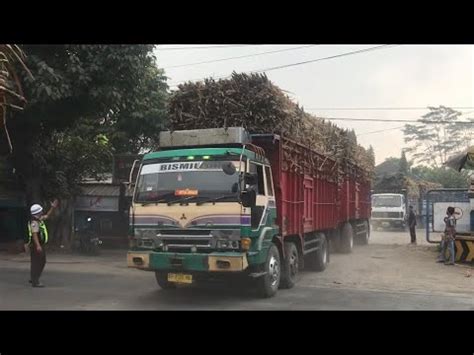 TRUK PENGANGKUT TEBU DI PG KEBON AGUNG MALANG PADA MUSIM GILING 2023