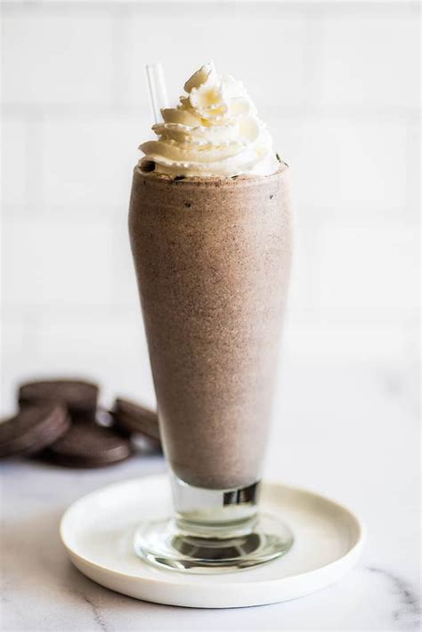 Creamy Oreo Milkshake - Baking Mischief