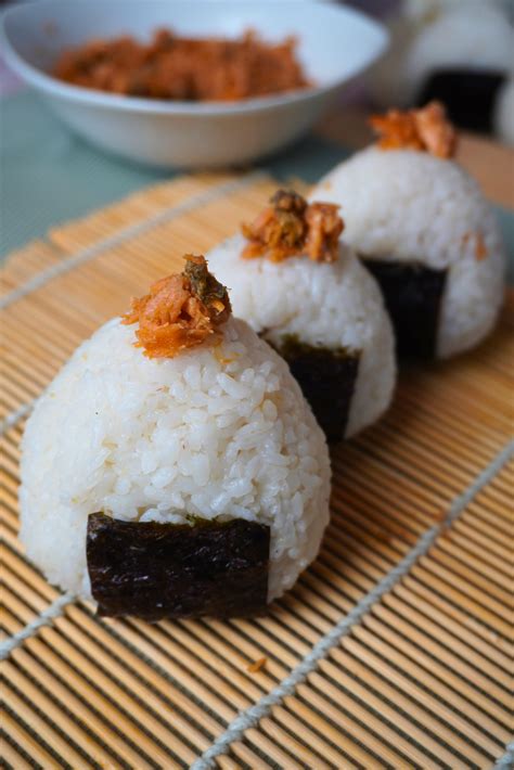 Onigiri mit Lachs Füllung Rezept für japanische Reisbällchen