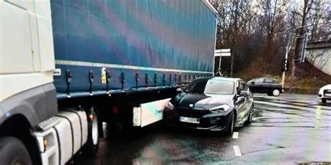 Unfall ín Dorsten Pkw kollidiert beim Abbiegen mit Lkw