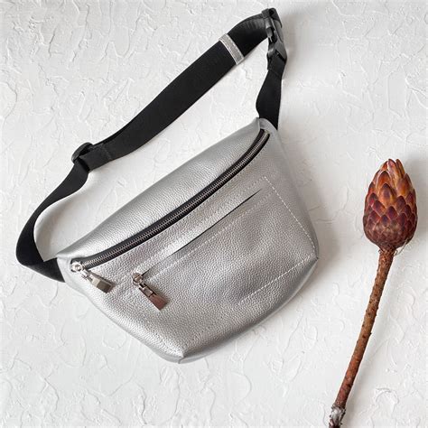 Кожаная бананка Maxi Oma С135 (серебро) — INTENTBAG