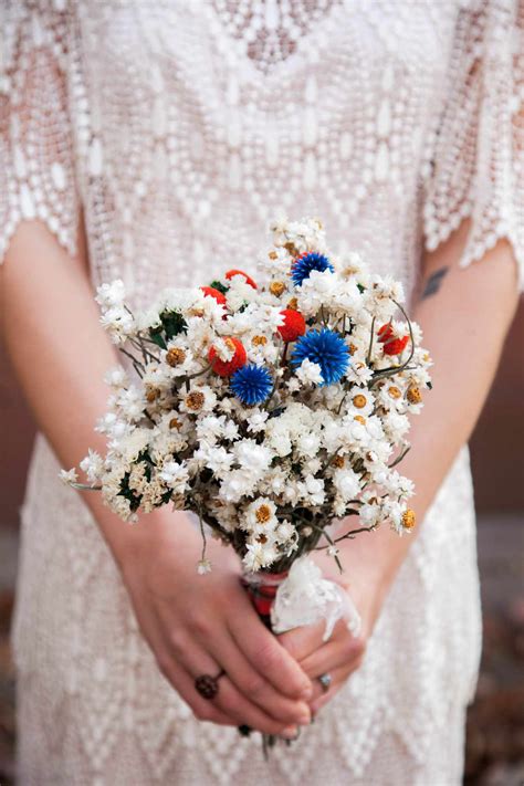 24 Dried Flower Arrangements That Are Perfect For A Fall Wedding