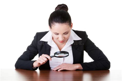 Femme D Affaires Regardant Par La Loupe Sur La Table Image Stock