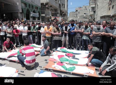 Los Dolientes Reaccionan Junto A Los Cuerpos De Palestinos Que Fueron