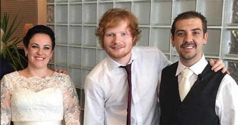 Ed Sheeran crashes wedding for surprise performance - CBS News