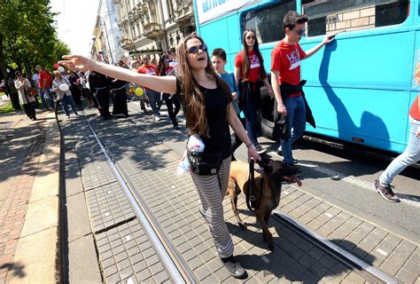 Galerija Tko Je Privedena Dunja Koja Je Stala Pred Povorku Str