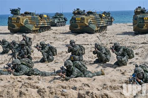 Photo: South Korean Marines Aim Weapons on Beach in Pohang ...