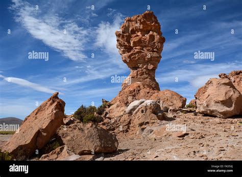 La Roca Erosionada Pin Culo Valle De Las Rocas Valle Rocoso Uyuni