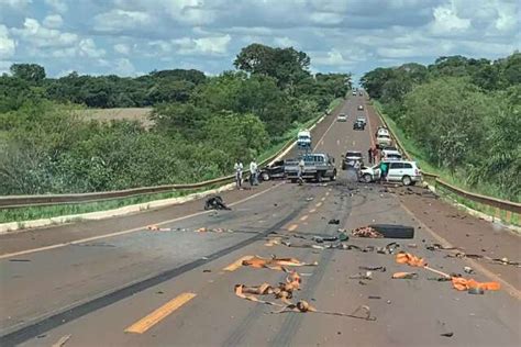 Acidente Envolvendo Dois Carros E Uma Carreta Deixa Tr Nsito Parado Na