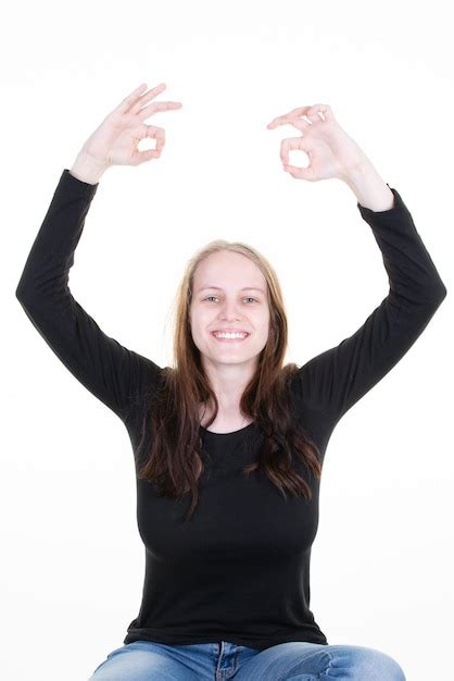 Mujer Concentrada Meditando Con Las Manos Arriba Gesto En Camisa Casual