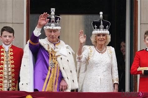 El Rey Carlos Iii Y La Reina Camilla Son Fotografiados En El Balc N De