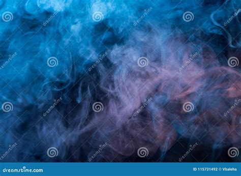 Fumo Blu E Rosa Astratto Su Un Fondo Scuro Fotografia Stock Immagine