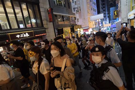 万圣节前夕兰桂坊气氛浓厚 哗鬼提早出动狂欢庆祝 星岛日报