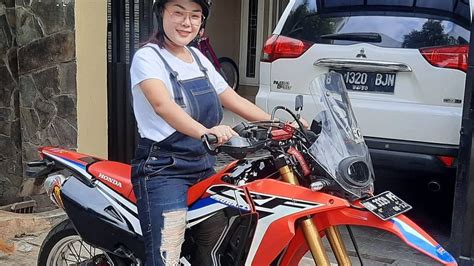 Salah Satu Motornya Rp90 Juta Dicuri Potret Seksi Chef Aiko Tunggangi