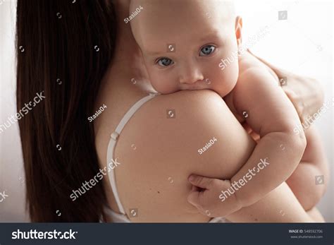 578 Mother son hug naked Görseli Stok Fotoğraflar ve Vektörler