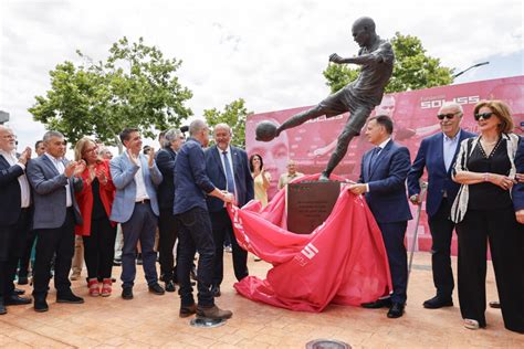 Cabañero ve en la escultura de Iniesta no sólo el homenaje a un