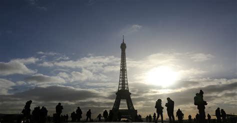 Torre Eiffel apaga sus luces en honor a víctimas de ataque terrorista