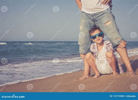 Pai E Filho Que Jogam Na Praia No Tempo Do Dia Foto De Stock Imagem