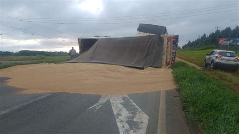 Carreta Carregada Soja Tomba Na BR 376 Em Ponta Grossa Rodovia