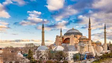 Cúpulas e minaretes de hagia sophia na cidade velha de istambul turkiye