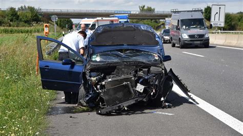 Heidelberg Peugeot Prallt Gegen Betonwand Auf A656 Frau Verletzt