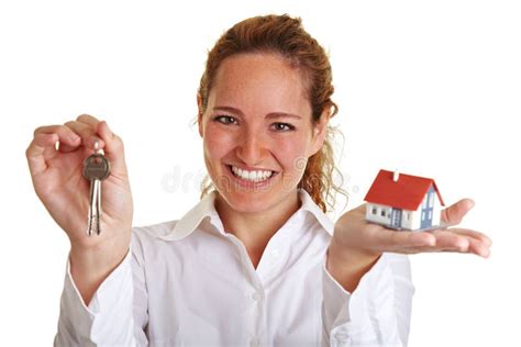 Mujer Feliz Del Agente Inmobiliario Con La Casa Foto De Archivo