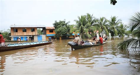 Familias son rescatadas botes tras inundación crecida río Madre de Dios