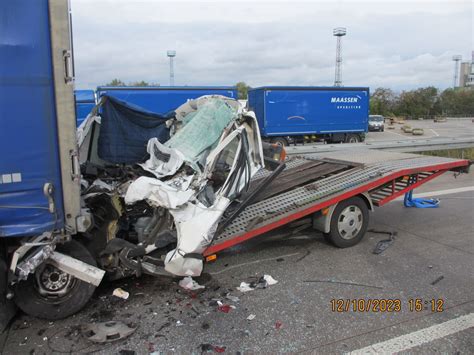 Transporter F Hrt Ungebremst Auf Sattelzug J Hriger Stirbt Bei