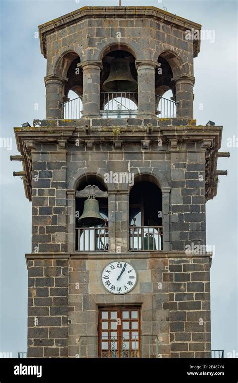 Campanario Con Gran Reloj En La Pared En La Iglesia De La Inmaculada