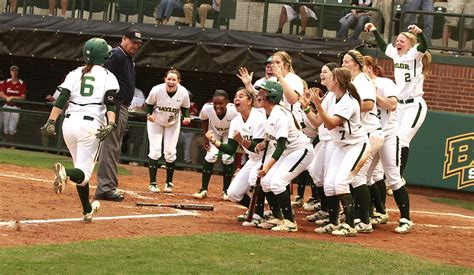 Softball moves on to Women’s College World Series | The Baylor Lariat