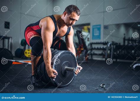 El Powerlifter Masculino Prepara Un Barbell En Gimnasio Imagen De