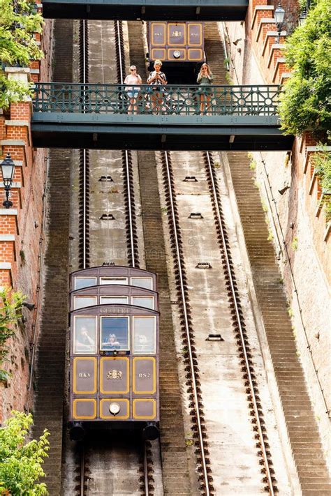 Transporte Funicular Famoso Retro De La Estación De Tren De Budapest a