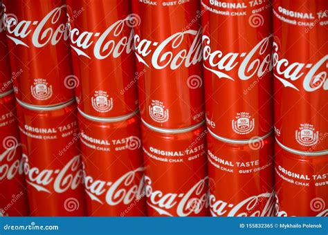 Logo De Coca Cola Impreso En Latas De Aluminio Y Colocado En La Mesa