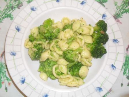 Orecchiette Con Broccoletti Mescolando Dentro La Pentola