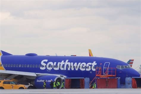 One Dead After Southwest Airlines Plane Engine Fails Explodes Mid Flight New York Daily News