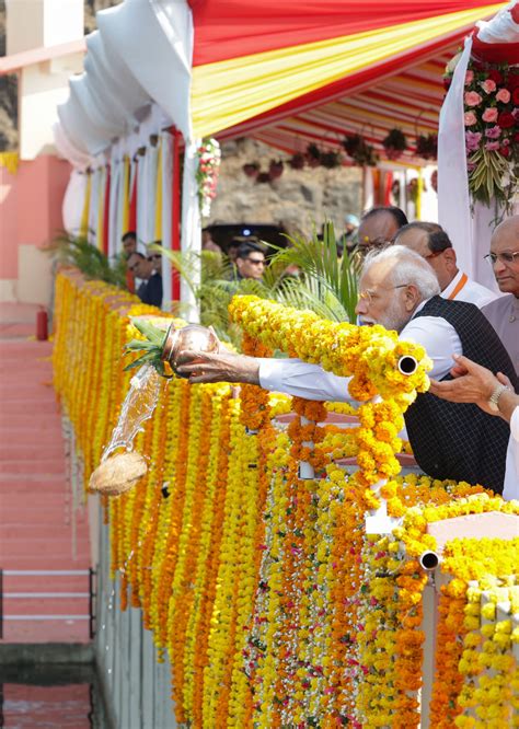 Pm Performs Jal Pujan Of Nilwande Dam In Shirdi Maharashtra Prime