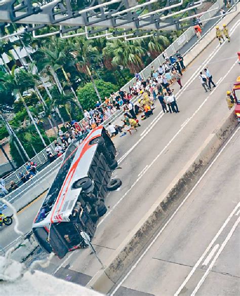 疑上斜失控 濺火花「飛起」 旅巴荃灣剷 翻車22傷