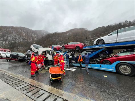 FOTO Accident pe DN7 Valea Oltului la Boița Două camioane cu