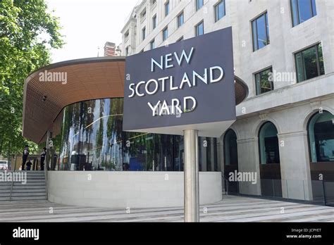 New scotland yard rotating sign hi-res stock photography and images - Alamy