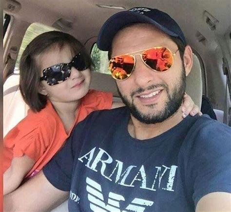 Shahid Afridi With His Daughter - Cricket Images & Photos