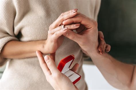 Cerca De Un Joven Haciendo Una Propuesta A Su Novia Con Un Anillo En